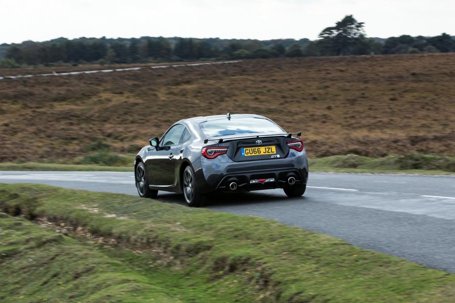  Toyota GT 86 2016 года  (UK) (фото 17 из 31)